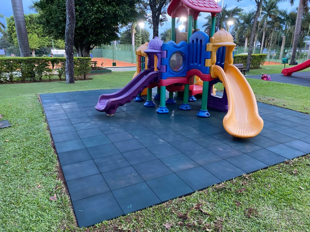 Personaliza cualquier espacio con nuestras baldosas de caucho reciclado
