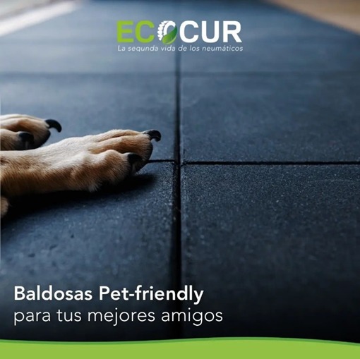Uso de Baldosas de Caucho Reciclado en Parques de Mascotas